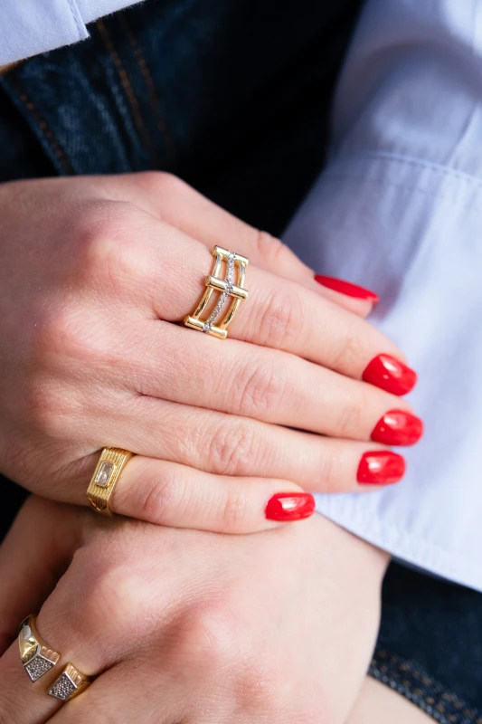 Ortası Sıra Taşlı Üçlü Görünüm Gold Yüzük