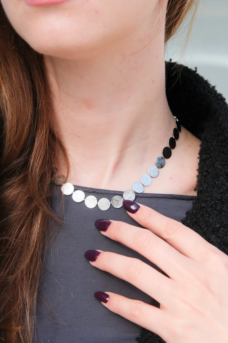 Dokulu Yuvarlak Plaka Sıralı Tasarım Kolye