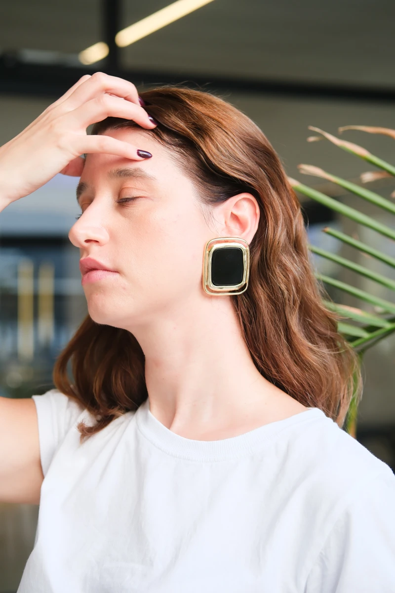 SİYAH RENKLİ BÜYÜK KARE KÜPE