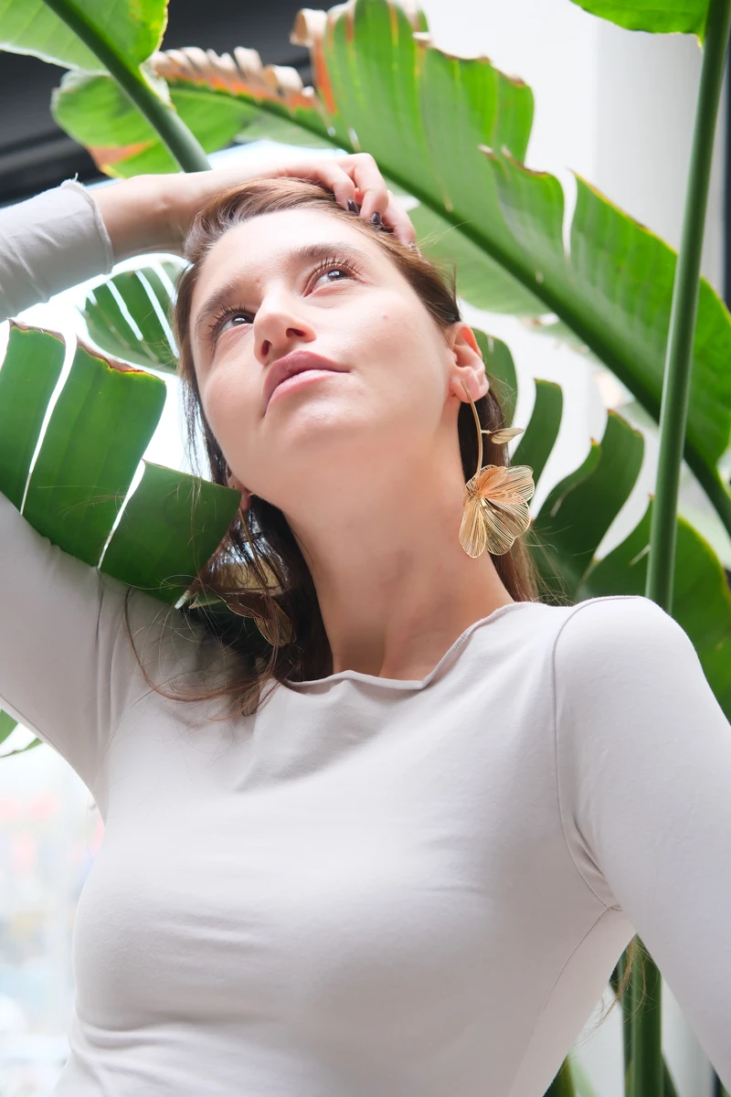 TEL GÖRÜNÜMLÜ BÜYÜK ÇİÇEK KÜPE