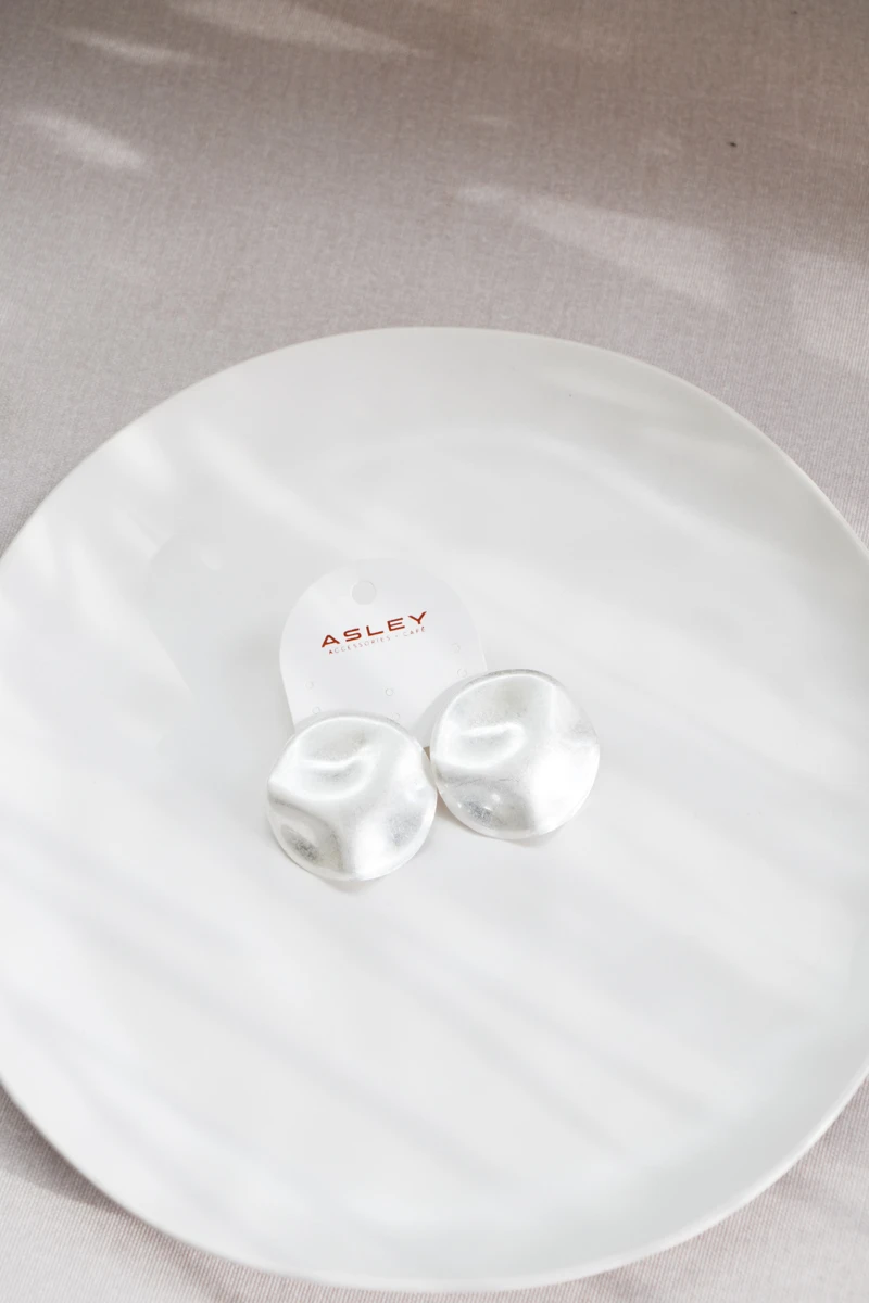 Çukurlu Yuvarlak Plaka Tasarım Mat Küpe