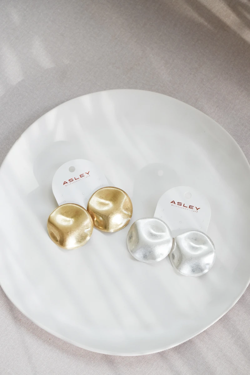 Çukurlu Yuvarlak Plaka Tasarım Mat Küpe