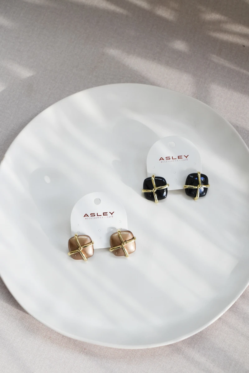 Gold Çarpı Detaylı Mineli Kare Tasarım Gold Küpe