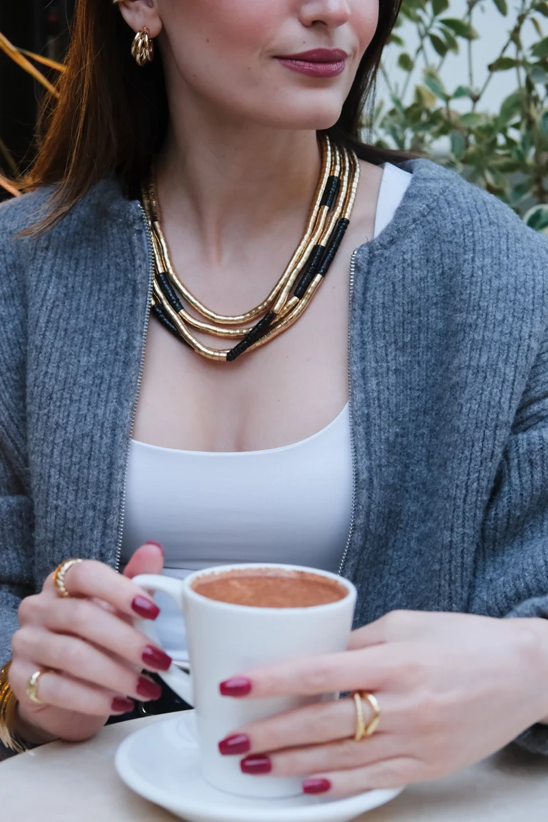 Gold ve Siyah Silindir Tasarım Çoklu Kolye