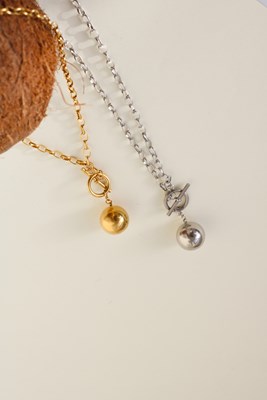 Önden Kanca Detaylı  Top Sallantılı Çelik Kolye