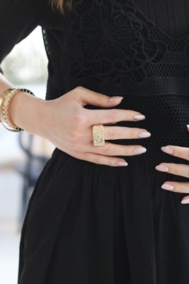 Dokulu Mat Yüzeyli Dikdörtgen Tasarım Yüzük