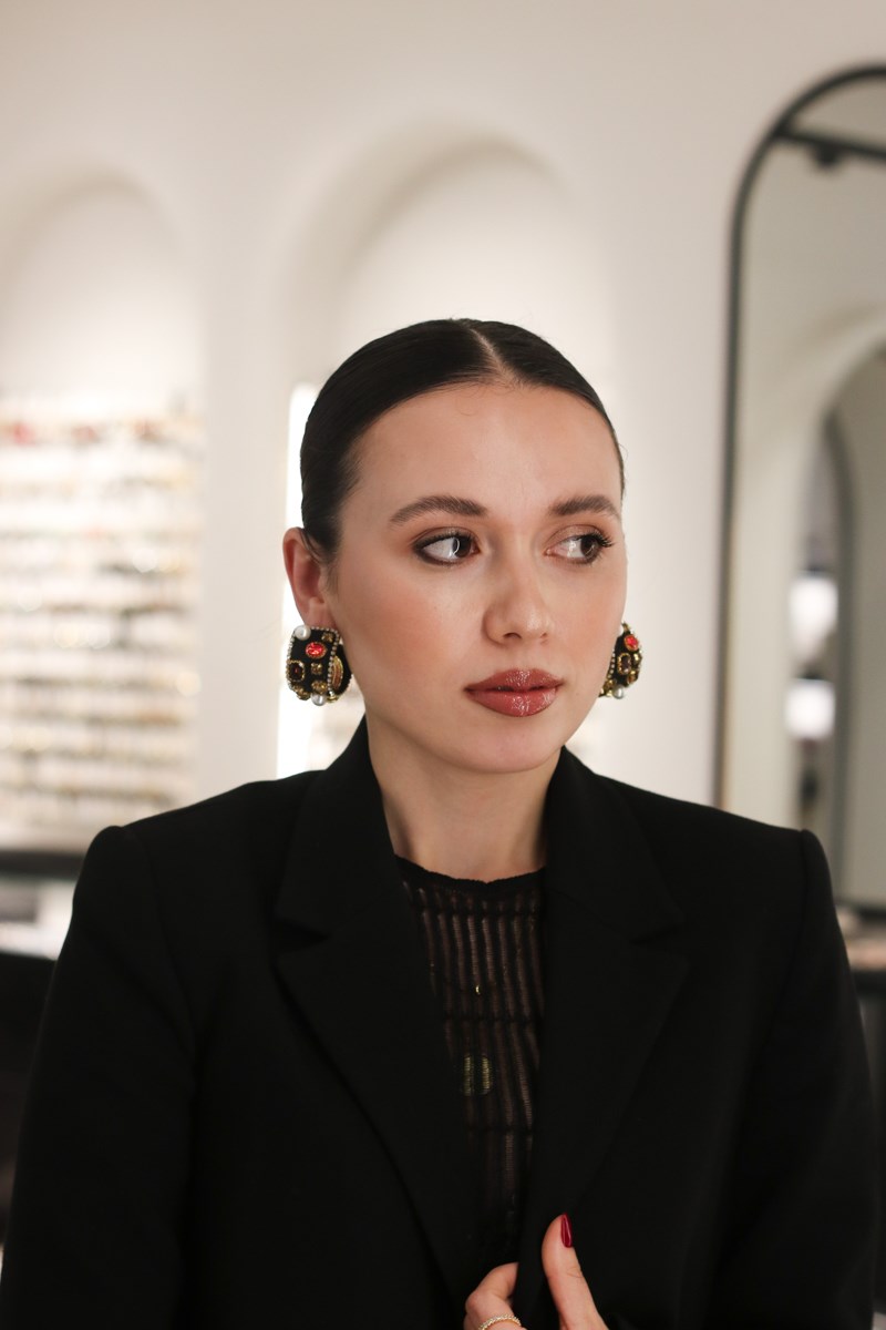Renkli Taşlı ve İnci Detaylı Tasarım Küpe