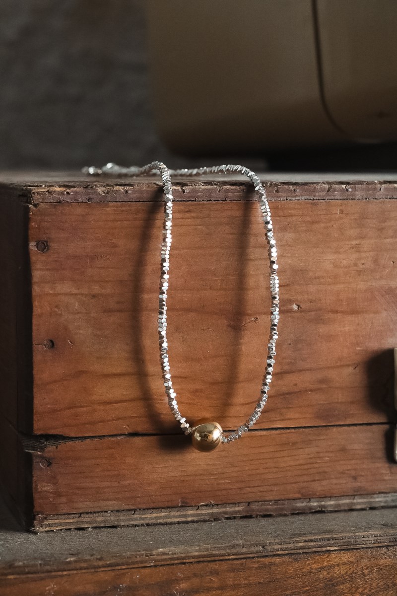 Top Uçlu Kırık Metal Tasarım Kolye