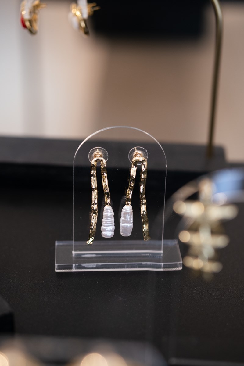 İnci Detaylı Kırık Metal Küpe