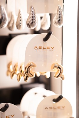 Kıvrım Tasarım Metal Sabit Küpe