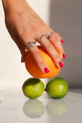 Renkli Kalp Taşlı Çapraz Sıralı Kalp Yüzük