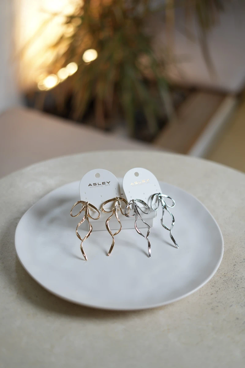 Uzun Metal Fiyonk Tasarım Küpe