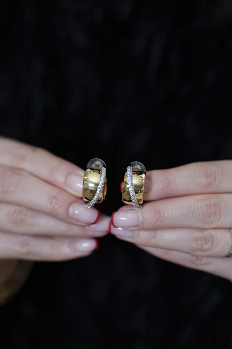 Gümüş Sıra Taş Geçişli Tasarım Halka Küpe