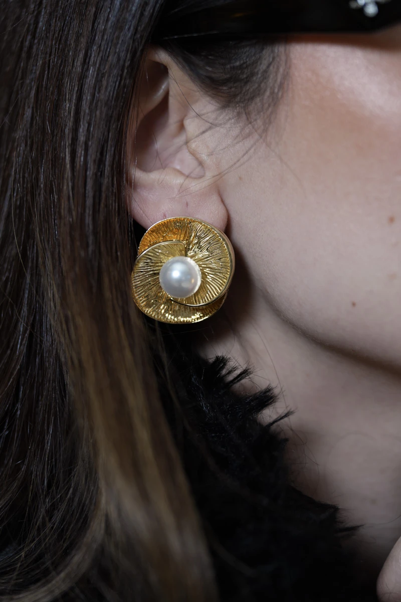 İnci Detaylı Çiçek Tasarım Gold Sabit Küpe