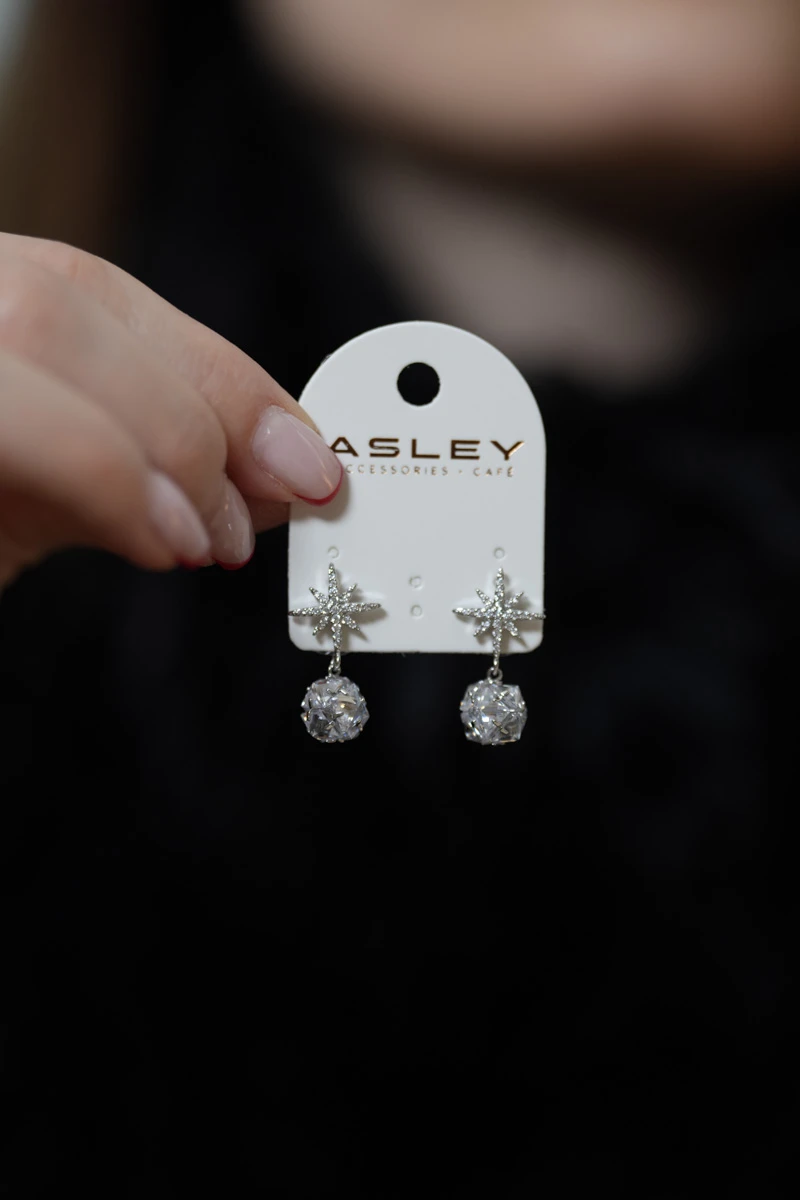 Kristal Topçuk Detaylı Kutu Yıldızı Tasarım Sabit Küpe