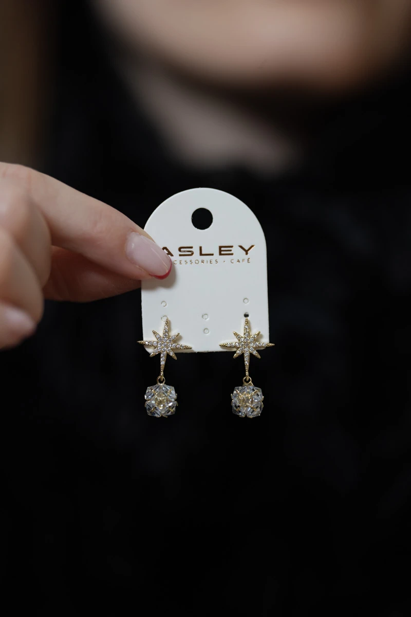 Kristal Topçuk Detaylı Kutu Yıldızı Tasarım Sabit Küpe