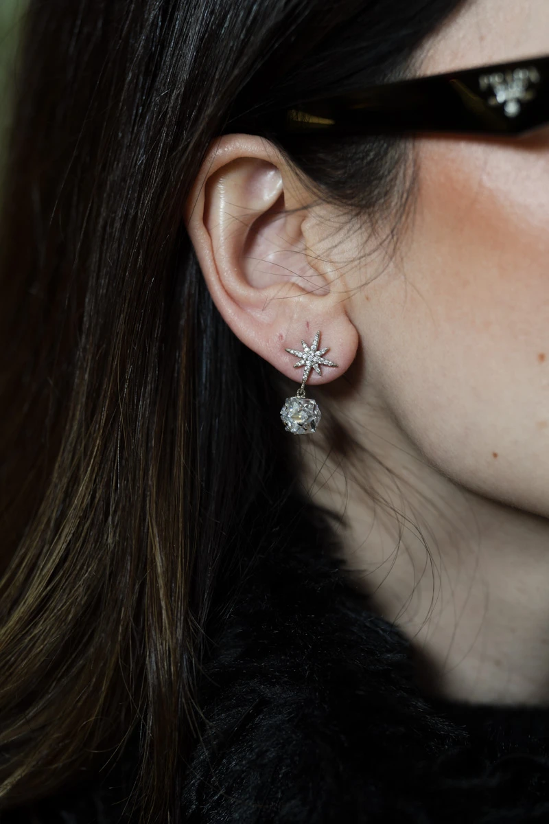 Kristal Topçuk Detaylı Kutu Yıldızı Tasarım Sabit Küpe