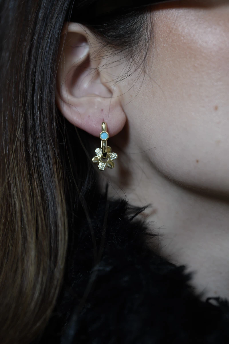 Taşlı Papatya Detaylı Oval Halka Tasarım Küpe