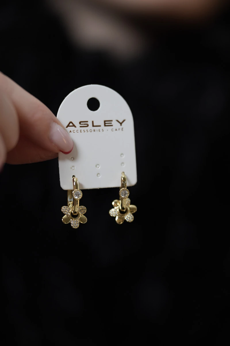 Taşlı Papatya Detaylı Oval Halka Tasarım Küpe