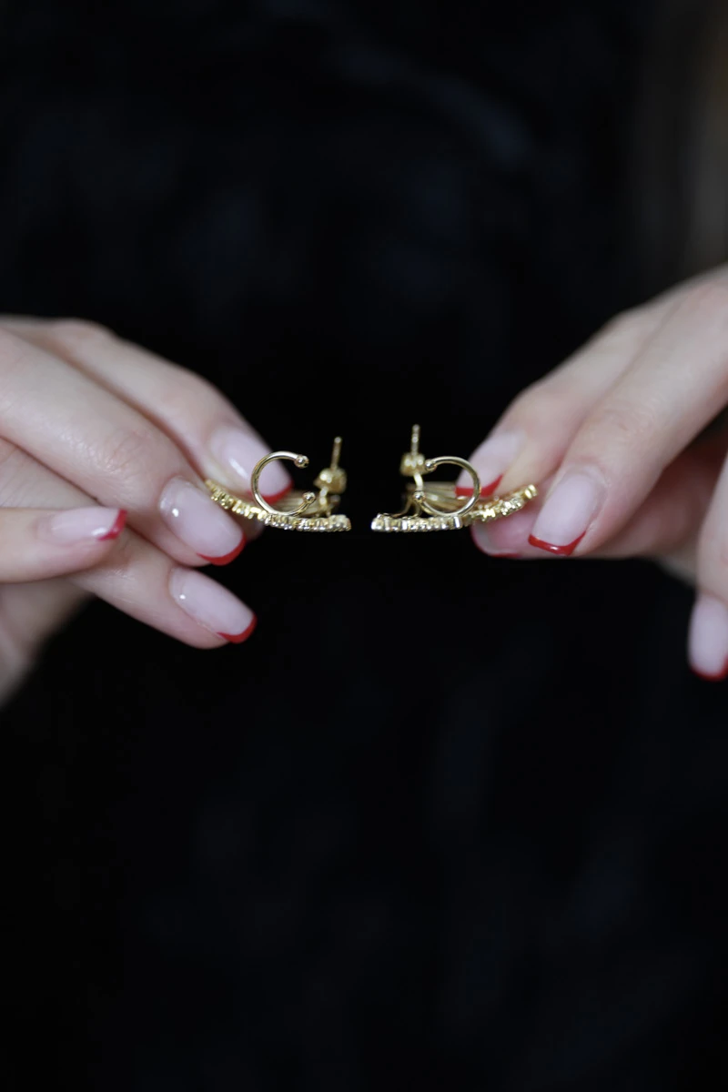 Uç Kısmı Taşlı Kanat Tasarım Gold Küpe