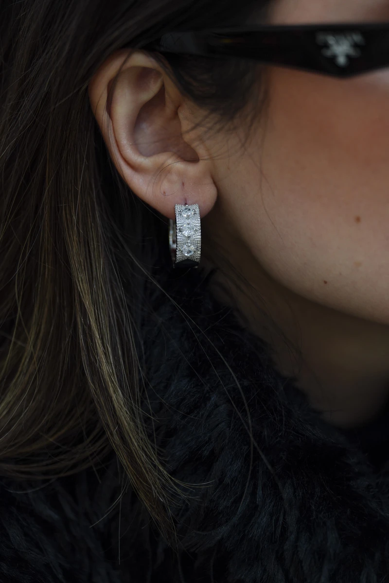 Yuvarlak Taş Detaylı Dokulu Halka Küpe