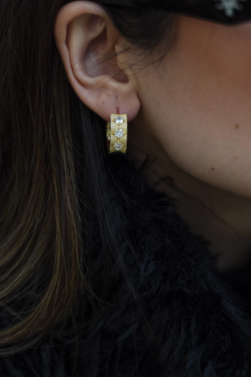 Yuvarlak Taş Detaylı Dokulu Halka Küpe