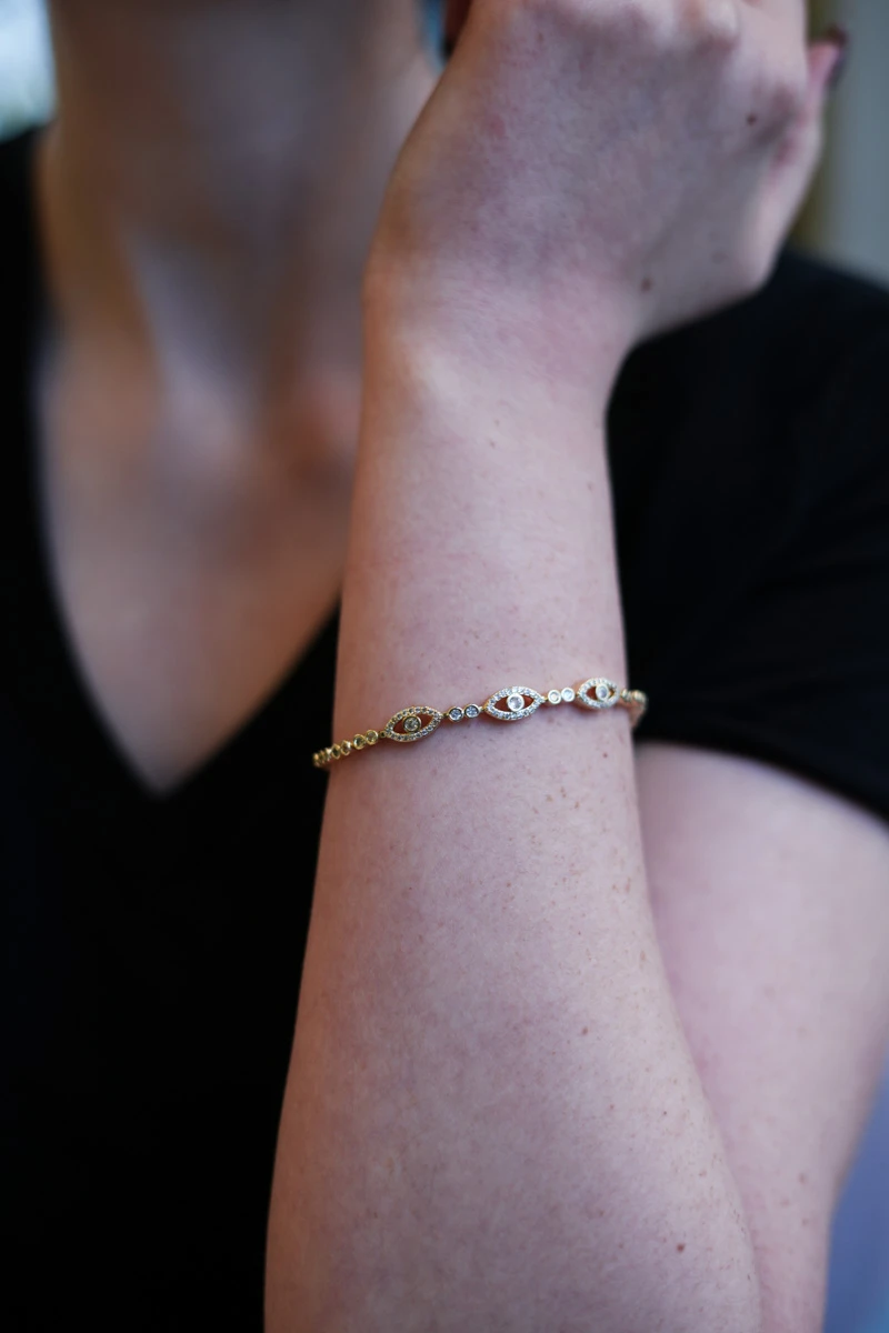 Ortası Taşlı Göz Detaylı Gold Bileklik