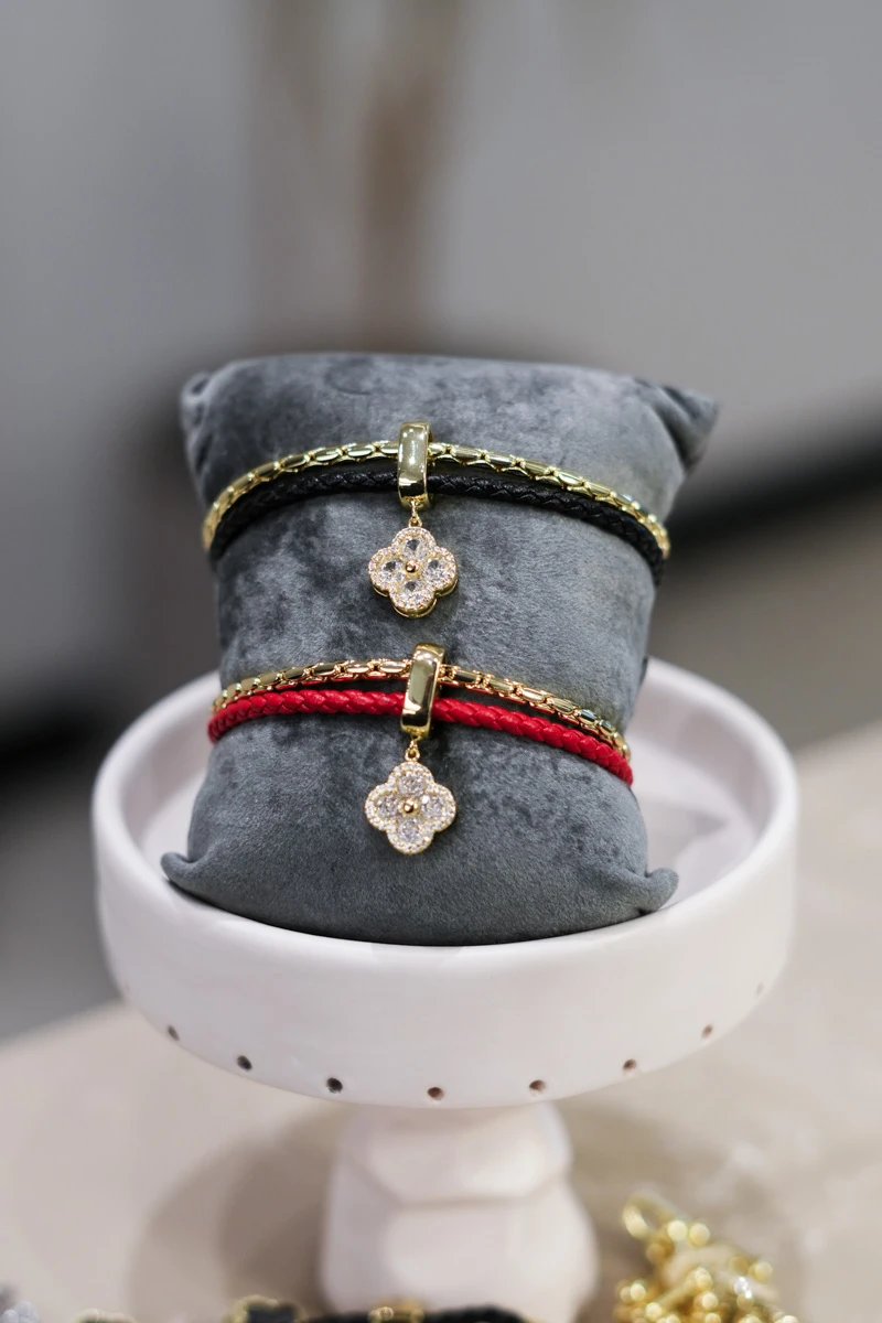 Taşlı Yonca Detaylı Deri Bileklik