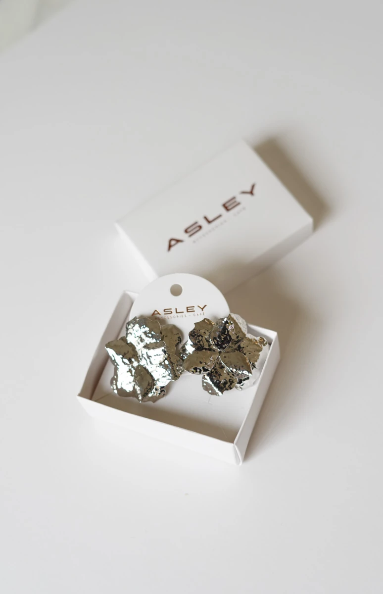 Dokulu Çiçek Tasarım Sabit Küpe