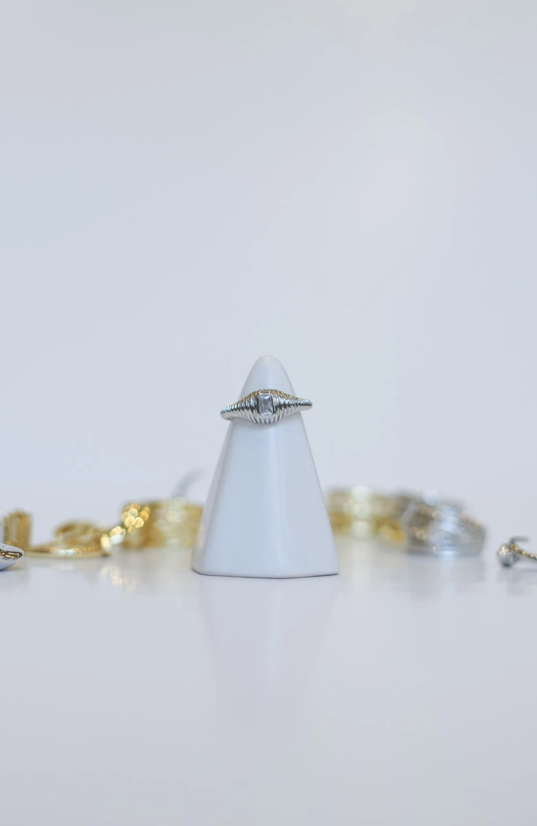 Ortası Taşlı Çizgi Tasarım Ayarlanabilir Yüzük