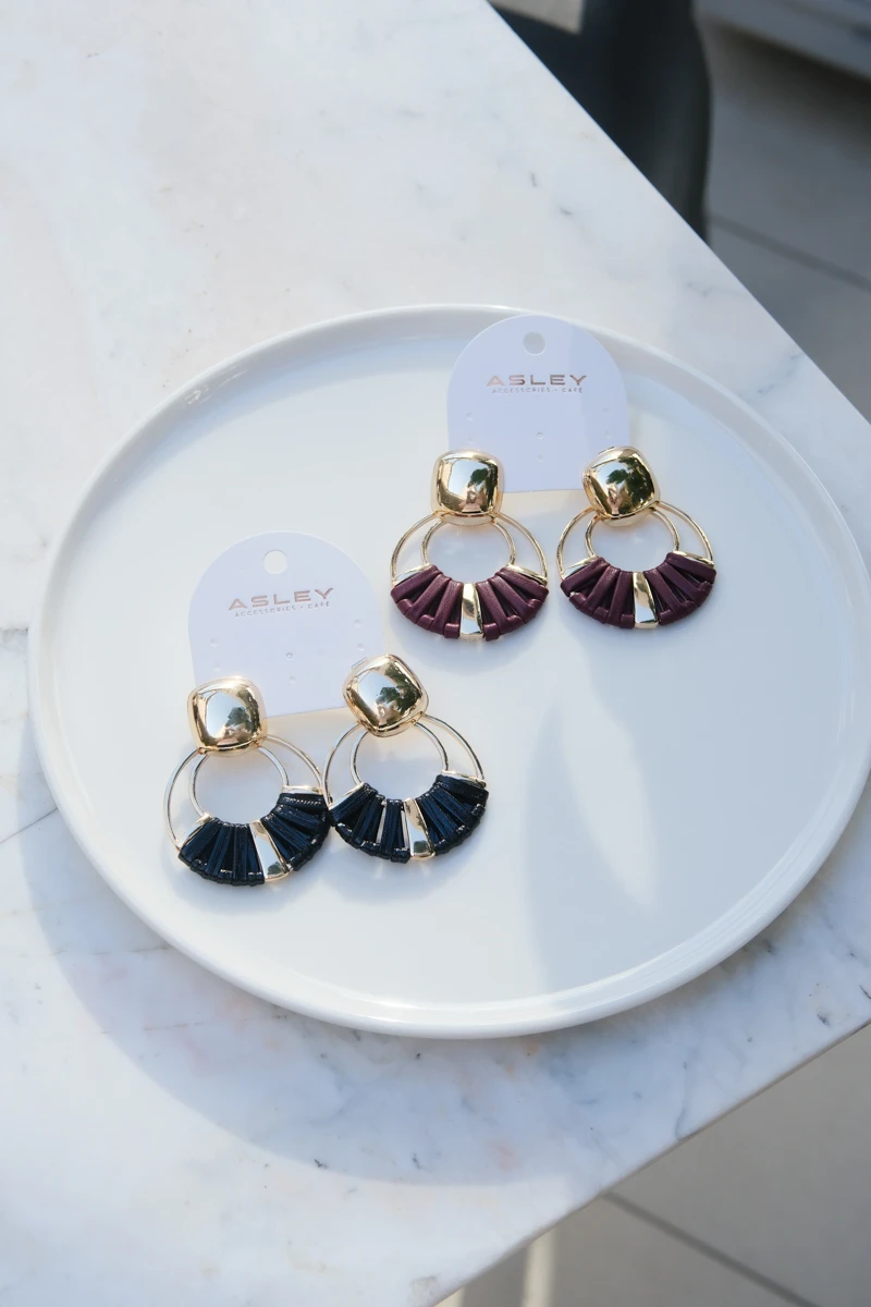 Siyah Deri Detaylı Yelpaze Tasarım Küpe