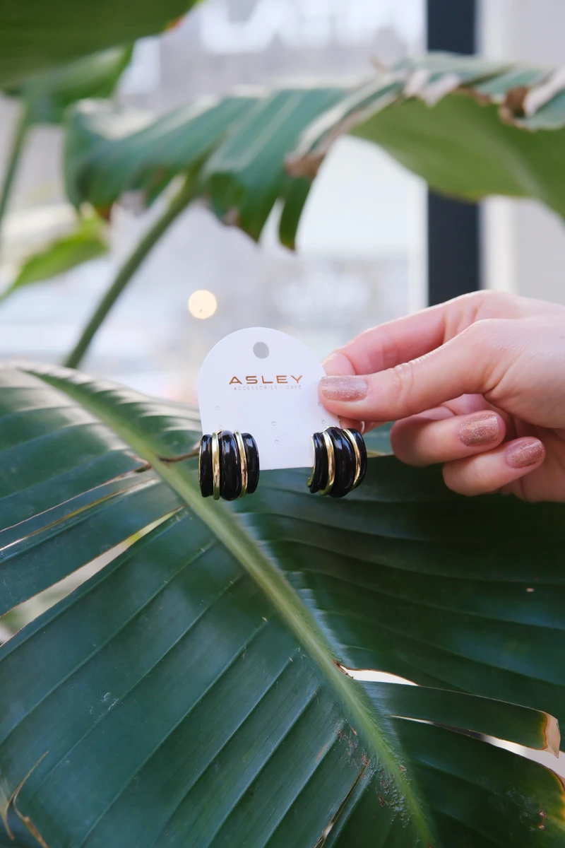 Siyah Mineli Midye Tasarım Gold Küpe