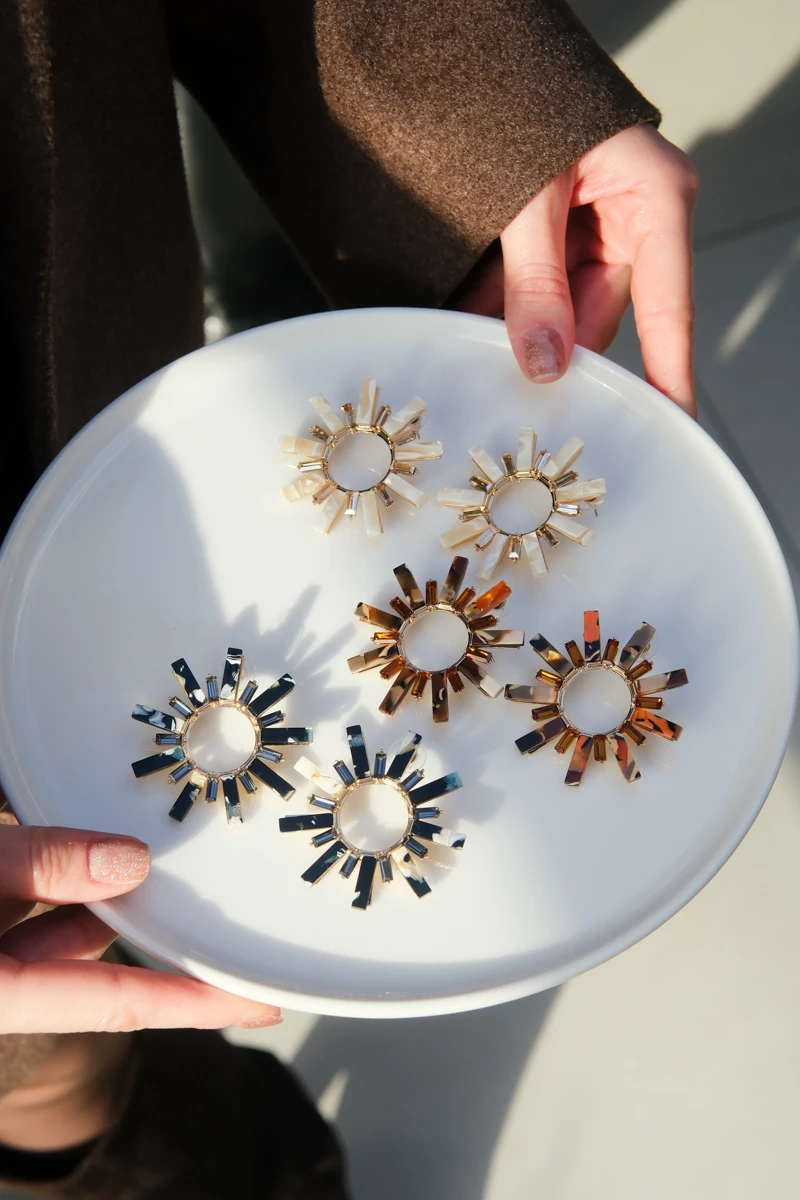 Siyah Taşlı Güneş Tasarım Gold Küpe