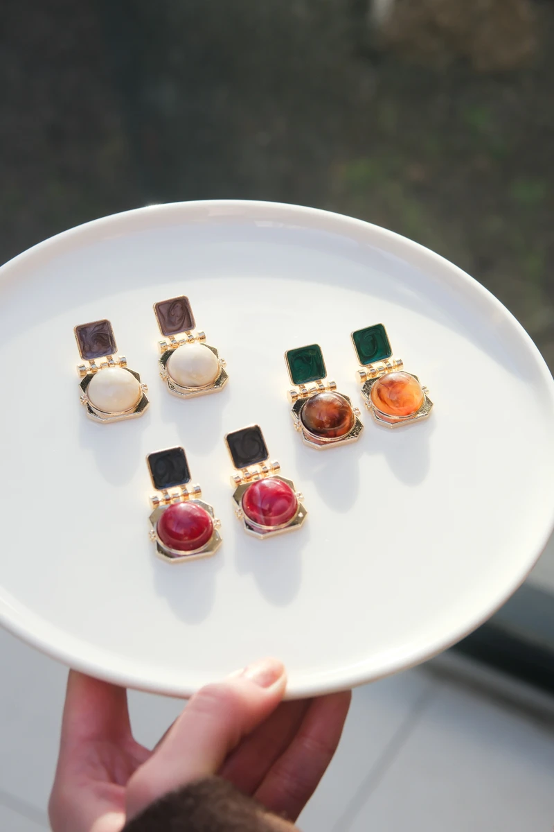 Gold Çerçeveli Kahverengi Mermer Taşlı Geometrik Küpe