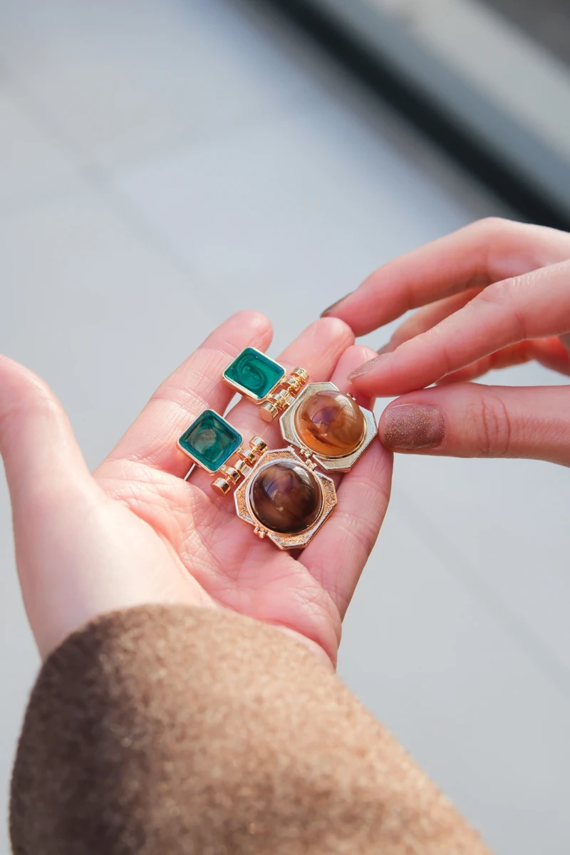 Gold Çerçeveli Kahverengi Mermer Taşlı Geometrik Küpe