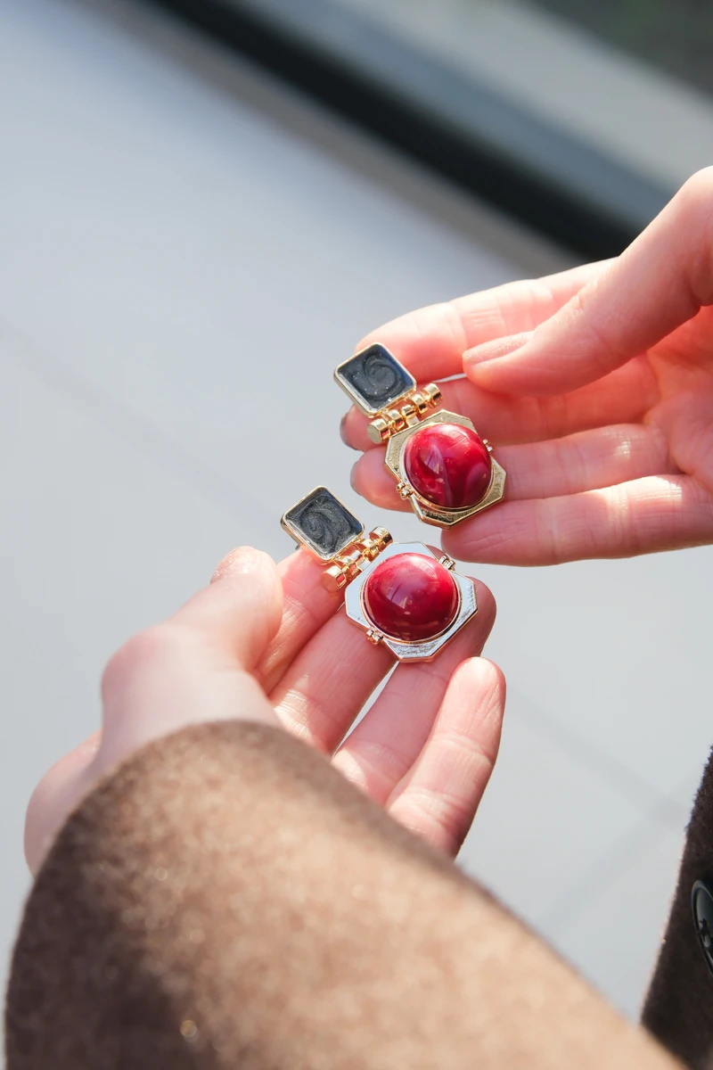 Gold Çerçeveli Kırmızı Mermer Taşlı Geometrik Küpe