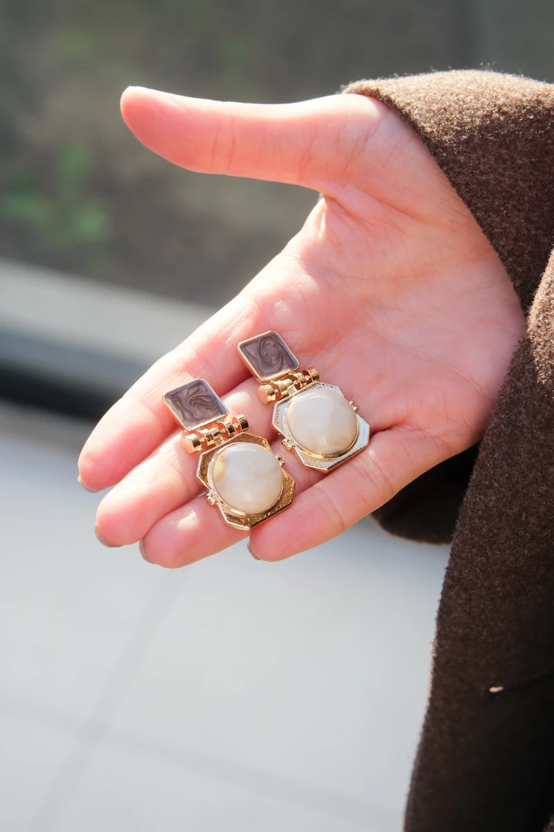 Gold Çerçeveli Krem Mermer Taşlı Geometrik Küpe