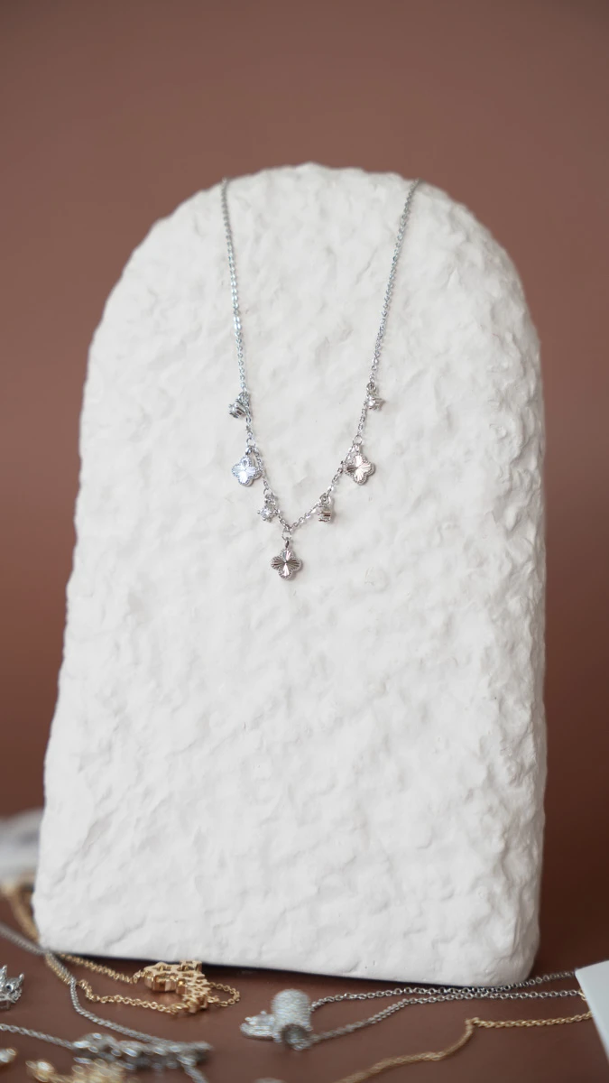 Metal Yonca Sıralı İnce Kolye