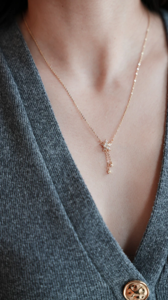 Taşlı Çiçek Detaylı İnce Kolye