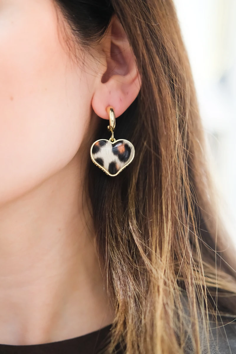 Beyaz Leopar Desenli Kalp Sallantılı Gold Küpe