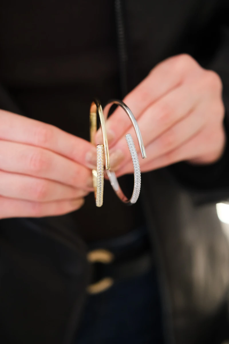 Taşlı Ve Metal Çapraz Görünümlü Gold Kelepçe