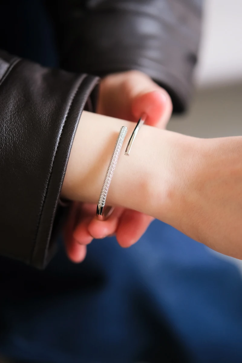 Taşlı Ve Metal Çapraz Görünümlü Gümüş Kelepçe