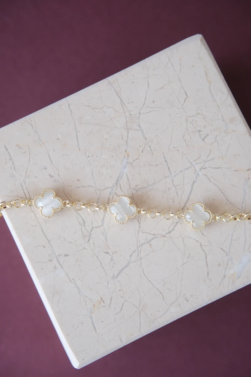 Beyaz Taşlı Üçlü Yonca Sıralı Gold Bileklik