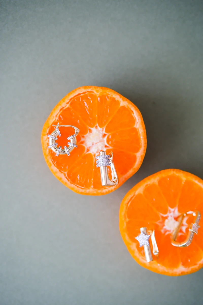 Gümüş Taşlı Silindir Detaylı Gold Oval Halka Küpe