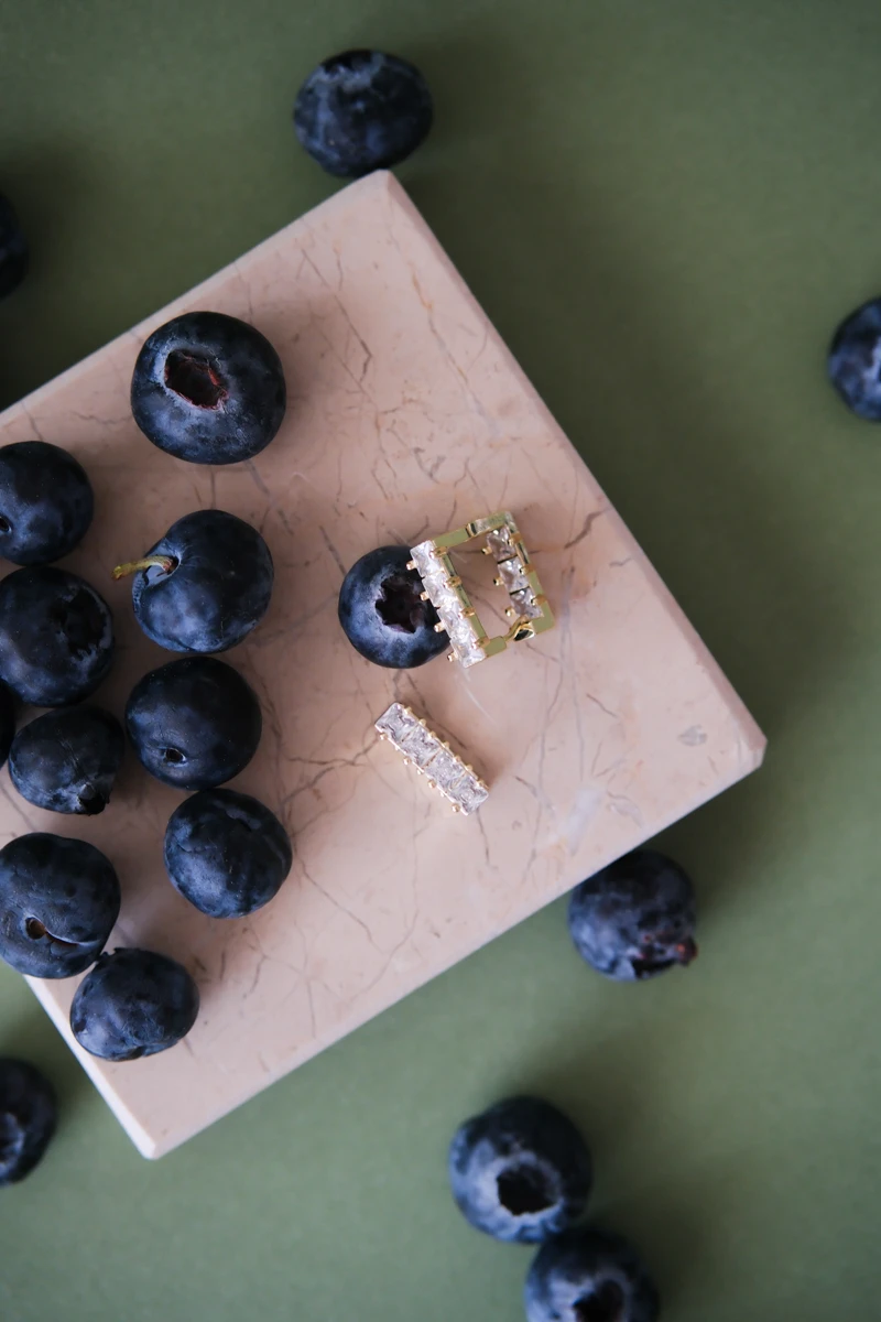 Kare Taş Sıralı Gold Kare Küpe