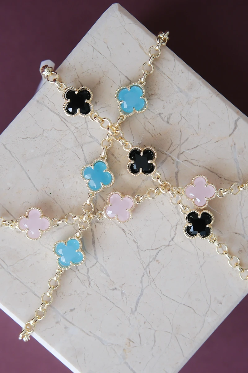 Siyah Taşlı Üçlü Yonca Sıralı Gold Bileklik