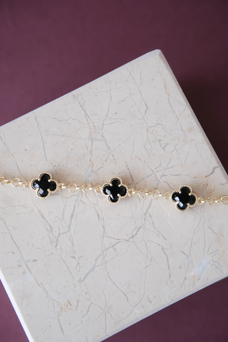 Siyah Taşlı Üçlü Yonca Sıralı Gold Bileklik