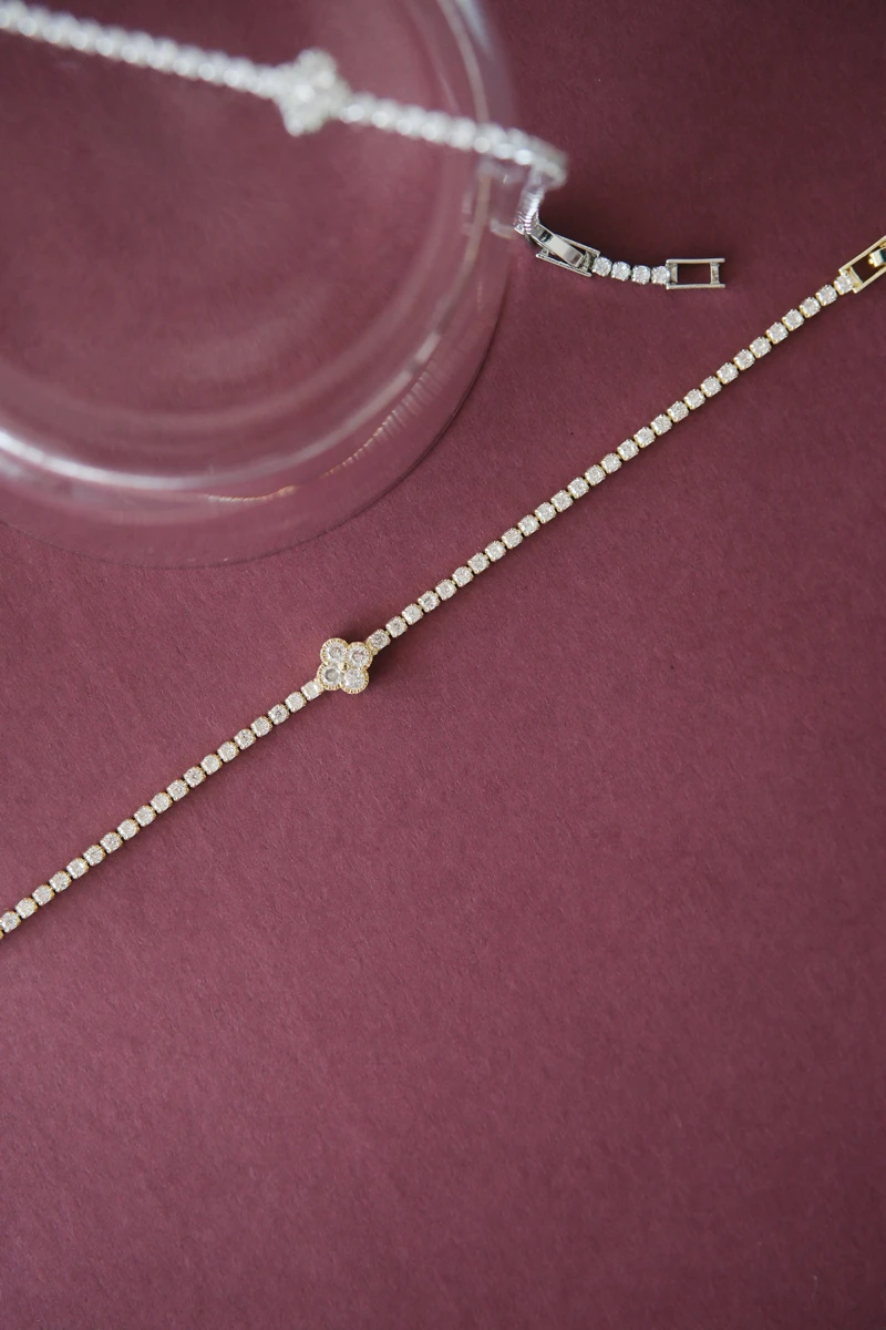 Yuvarlak Taşlı Yonca Detaylı Gold Su Yolu Bileklik