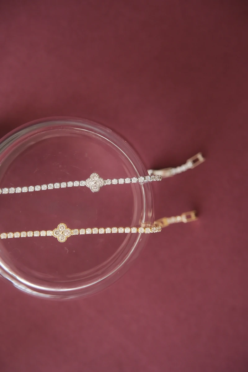 Yuvarlak Taşlı Yonca Detaylı Gümüş Su Yolu Bileklik