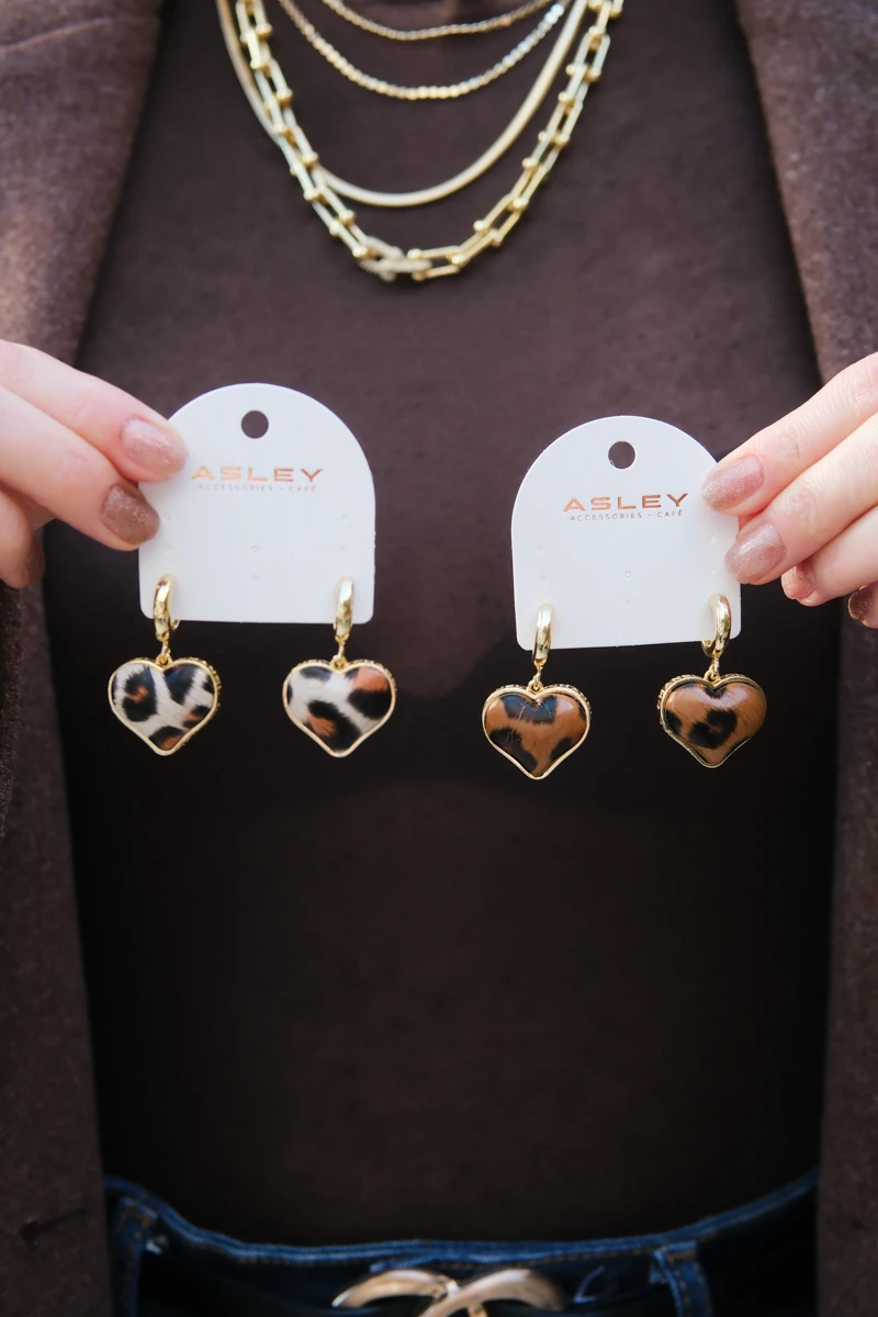 Beyaz Leopar Desenli Kalp Sallantılı Gold Küpe